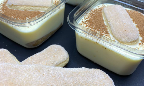 Итальянский тирамису с печеньем савоярди, заварным крем-суфле, ликером амаретто и какао