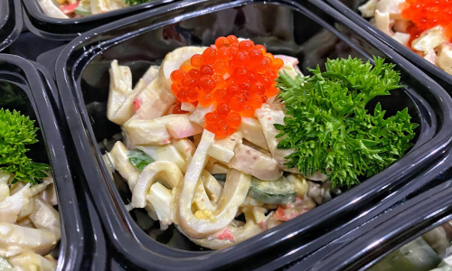 Салат с дальневосточным кальмаром, куриной ветчиной, яйцом, свежим огурчиком и красной икрой